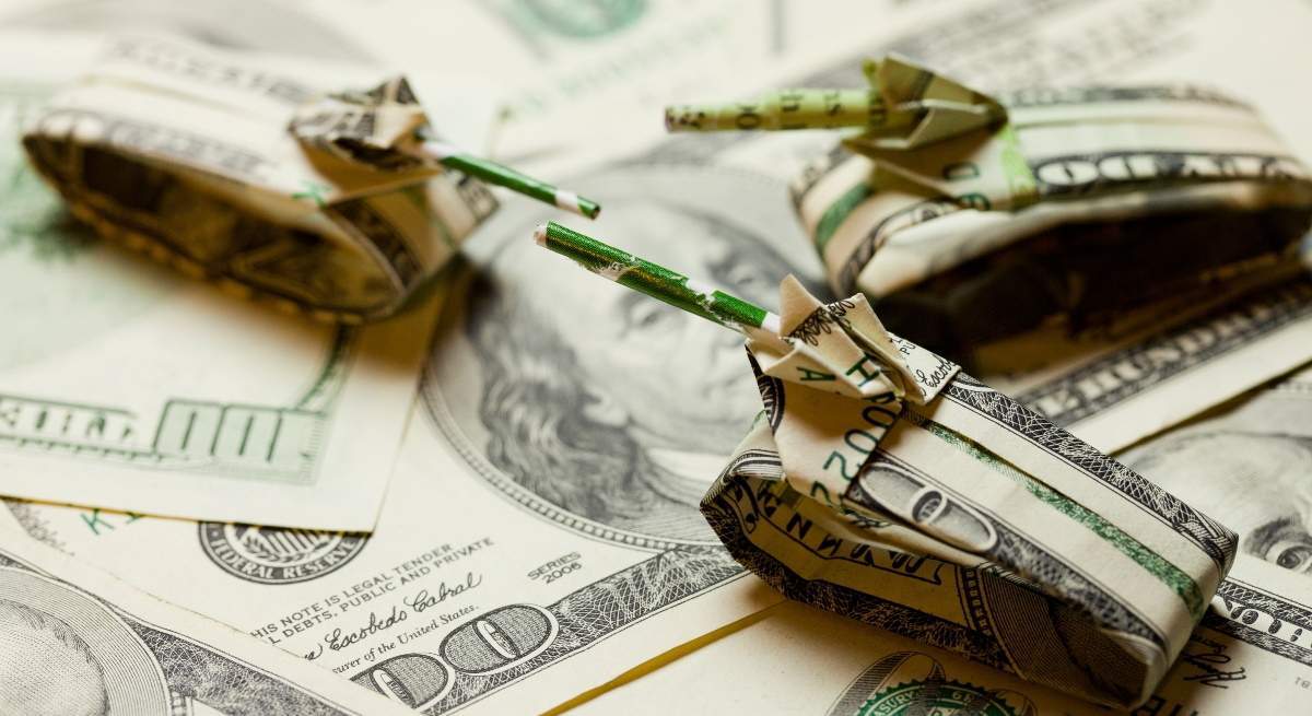 dinero-dolar-guerra-tanques-alamy